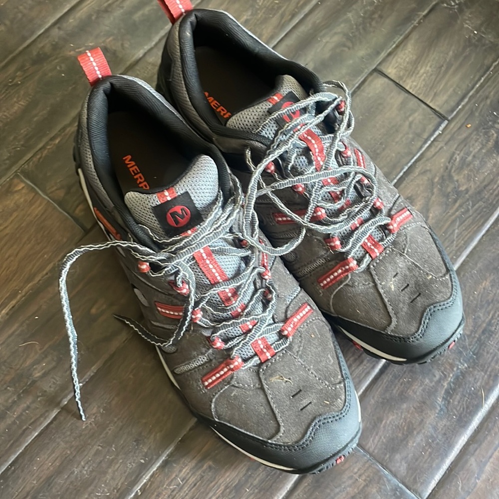 Mens hiking shoes in good condition. My son wore them for only a few hours
